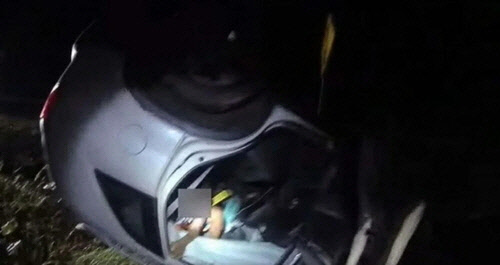 아이들이 차 안에서 울부짖으며 엄마를 구해달라고 요청하고 있다.    [글로스터 카운티 보안관 사무소 페이스북]